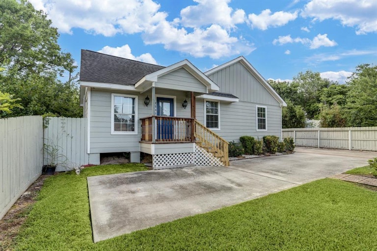 Photo 3 of 15 - 2505 N Ave, Pasadena, TX 77506