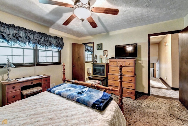 Photo 21 of 39 - 3371 San Antonio Dr, Snellville, GA 30039