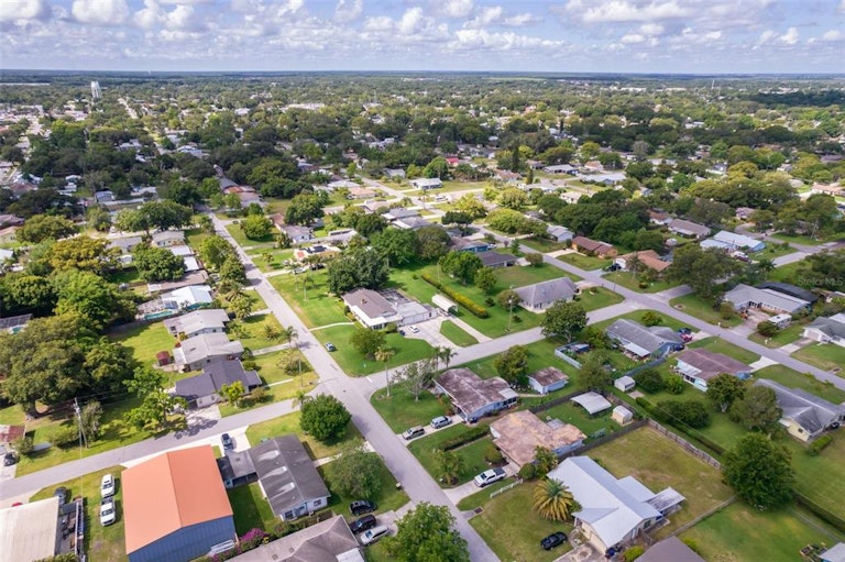Photo 13 of 38 - 304 Kentucky Ave, Saint Cloud, FL 34769