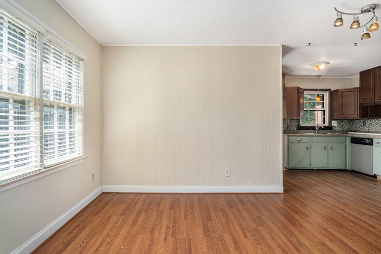 Photo 11 of 21 - 8433 Dunsinane Dr, Charlotte, NC 28227
