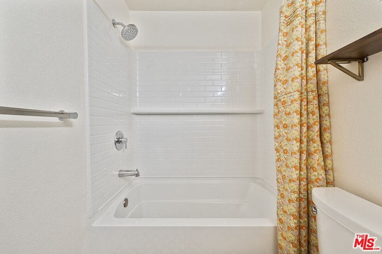 Photo 17 of 25 - 15020 Victory Blvd #104, Van Nuys, CA 91411