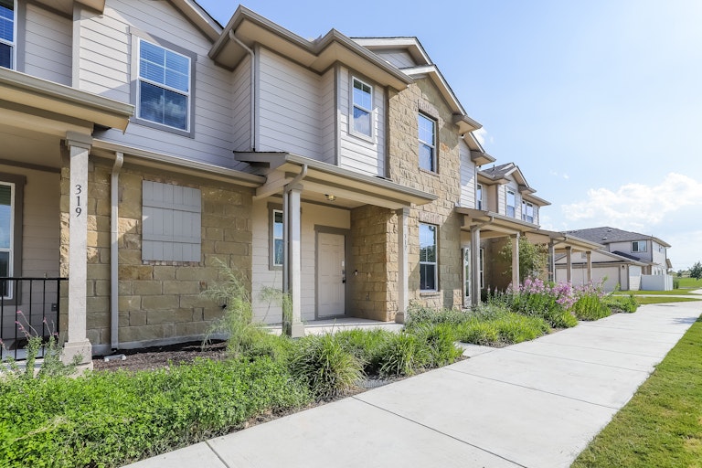 Photo 6 of 25 - 317 Crater Lake Dr, Pflugerville, TX 78660