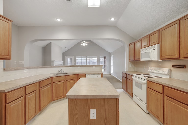 Photo 8 of 27 - 4612 Marguerite Ln, Fort Worth, TX 76123