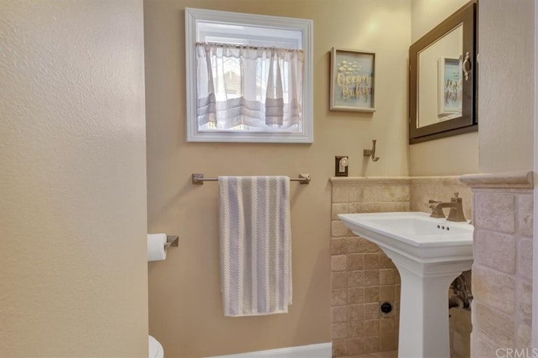 Photo 15 of 28 - 8301 Friesland Dr, Huntington Beach, CA 92647