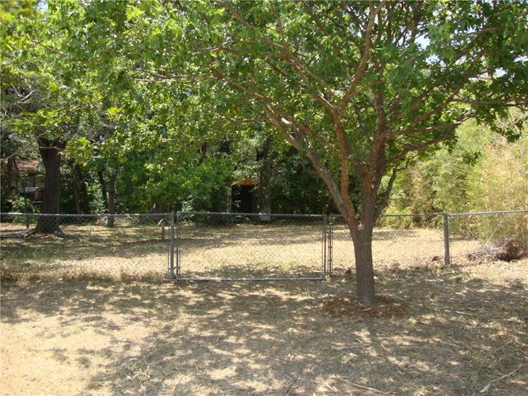 Photo 4 of 25 - 10716 Sunny Ln, Jonestown, TX 78645