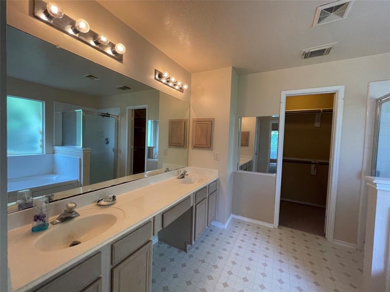 Photo 13 of 17 - 13103 Leader St, Houston, TX 77072