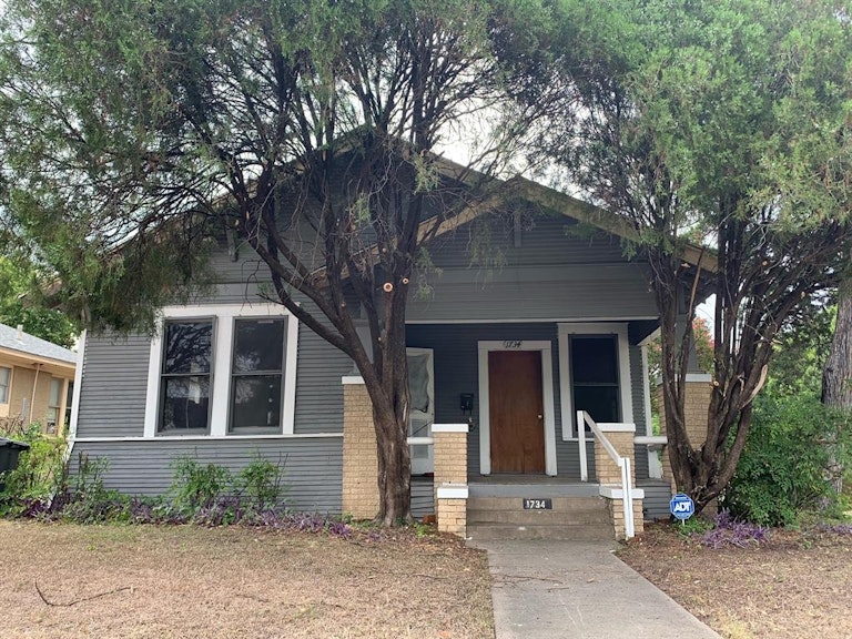 Photo 1 of 16 - 1734 Arizona Ave, Dallas, TX 75216