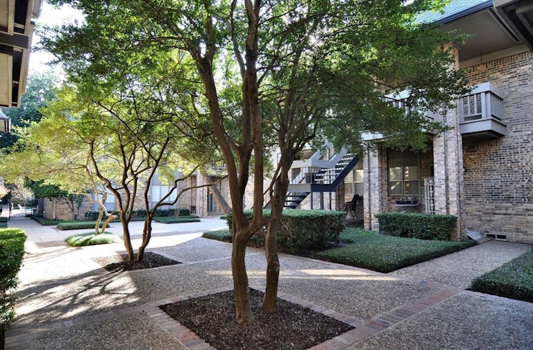 Photo 26 of 38 - 10727 Villager Rd Unit B, Dallas, TX 75230