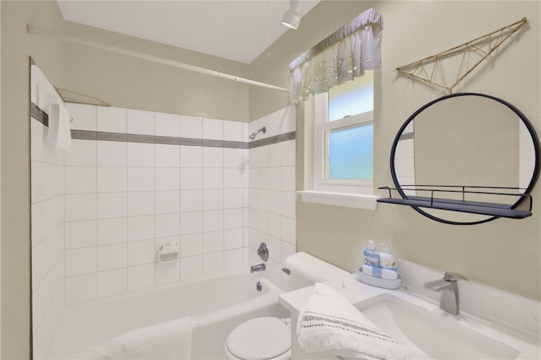 Photo 19 of 36 - 1107 Rebbeca Dr, Austin, TX 78758