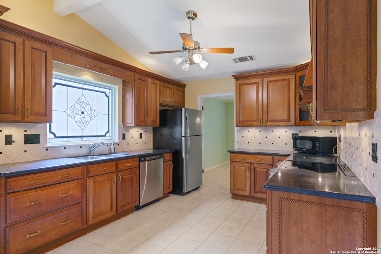 Photo 13 of 29 - 2035 Morning Dove St, San Antonio, TX 78232