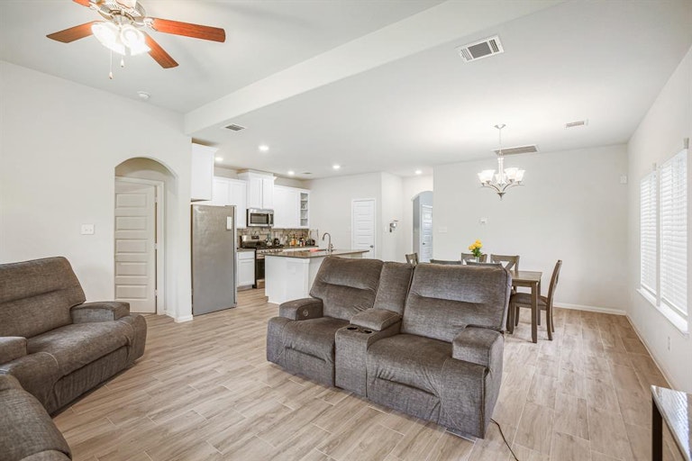 Photo 14 of 31 - 227 Murrieta Ln, Rosharon, TX 77583