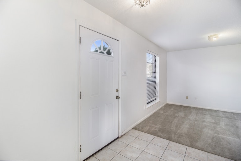 Photo 12 of 17 - 8613 Mapletwist St, Houston, TX 77083