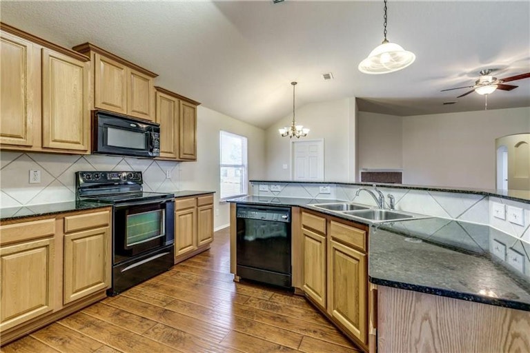 Photo 15 of 33 - 10045 Pronghorn Ln, Fort Worth, TX 76108