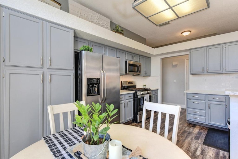 Photo 17 of 40 - 8372 Vintage Park Dr, Sacramento, CA 95828