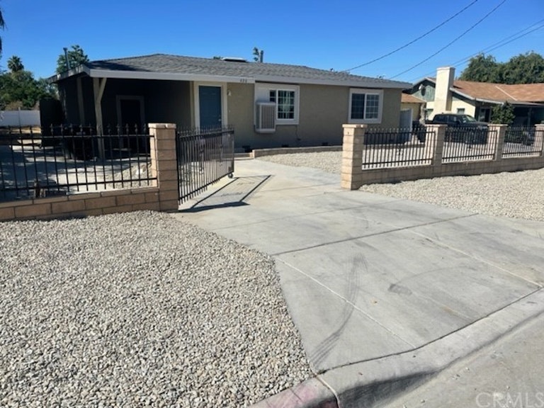 Photo 1 of 24 - 620 E Washington Ave, San Jacinto, CA 92583