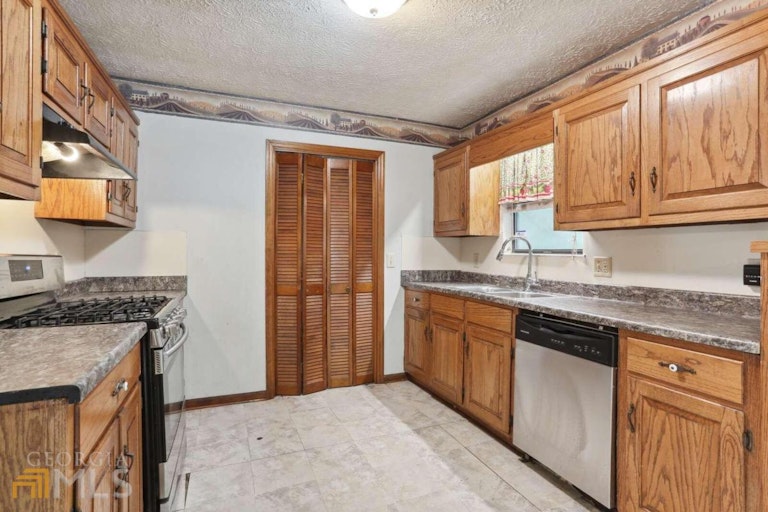 Photo 8 of 29 - 4264 Dustin Dr, Acworth, GA 30101