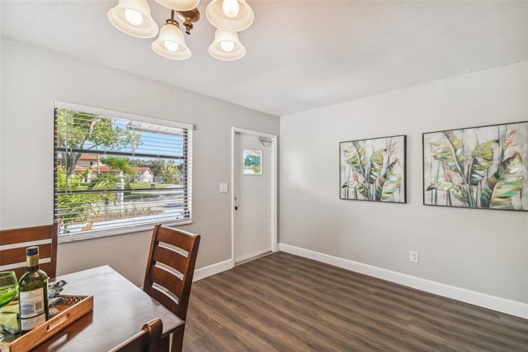 Photo 12 of 42 - 8010 Diagonal Rd N, Saint Petersburg, FL 33702