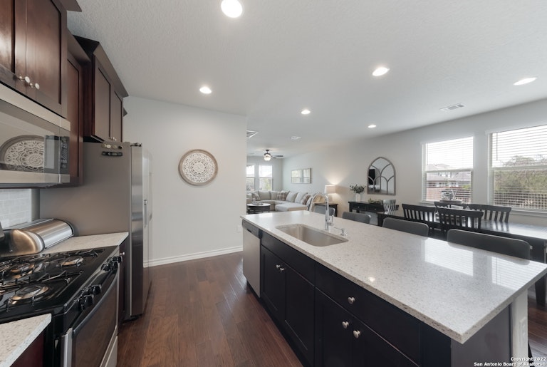Photo 5 of 26 - 5503 Burr Blf, San Antonio, TX 78266