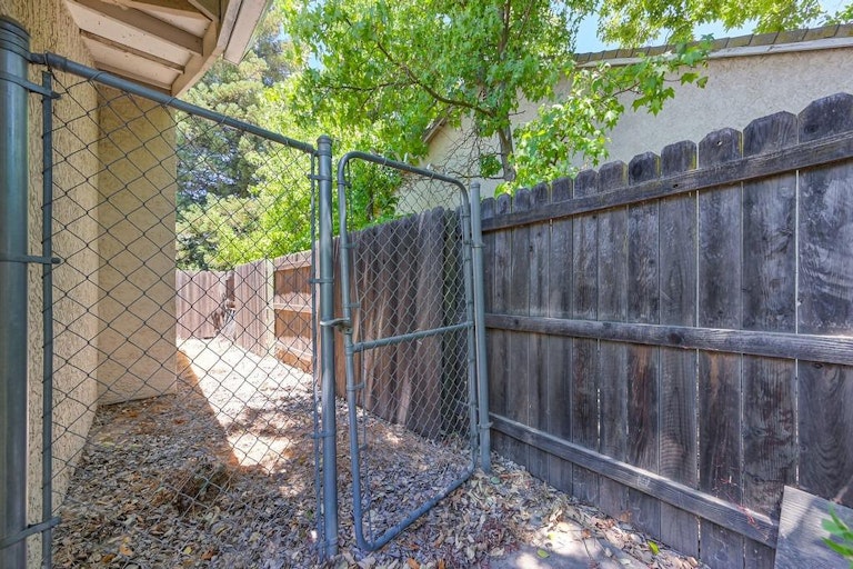 Photo 33 of 37 - 660 Tailwind Dr, Sacramento, CA 95838