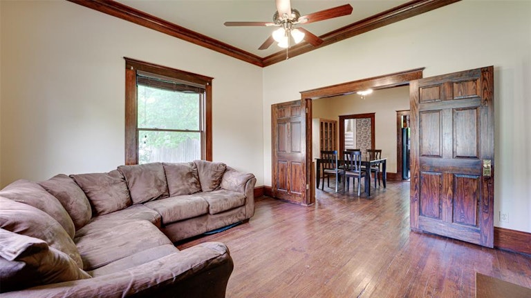Photo 8 of 40 - 613 E Marvin Ave, Waxahachie, TX 75165