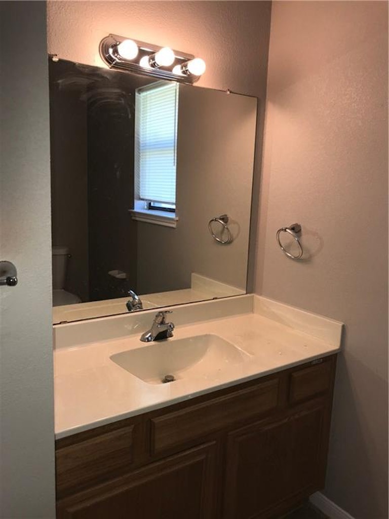 Photo 23 of 30 - 516 Tealridge Ln, Desoto, TX 75115