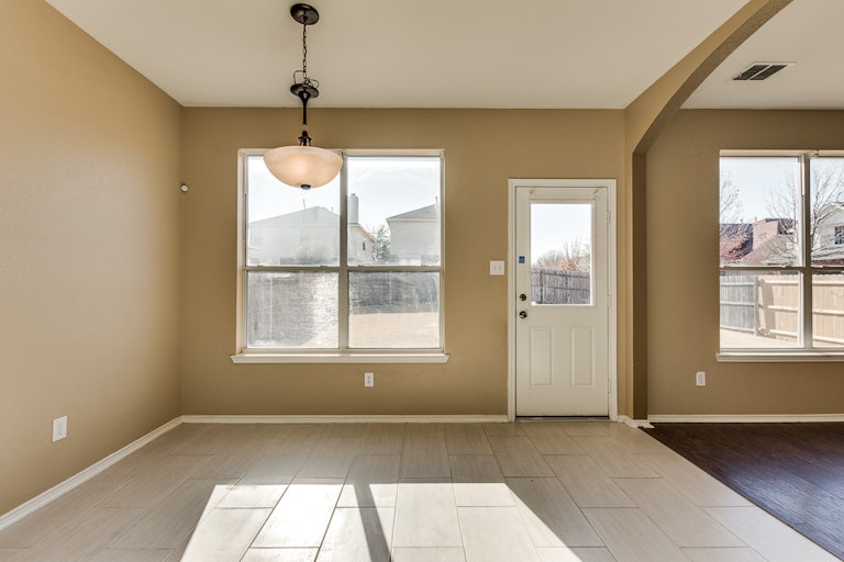 Photo 12 of 31 - 2700 Mountain Lion Dr, Fort Worth, TX 76244