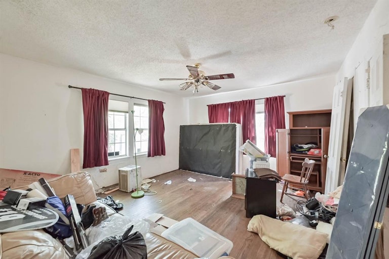 Photo 25 of 31 - 719 Minden St, Fort Worth, TX 76110