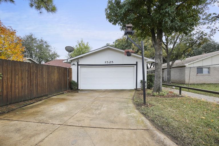 Photo 28 of 28 - 1525 Camelia Dr, Lewisville, TX 75067