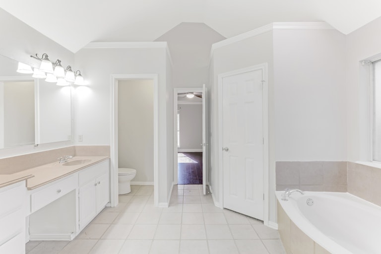 Photo 3 of 24 - 1729 Spinnaker Ln, Azle, TX 76020
