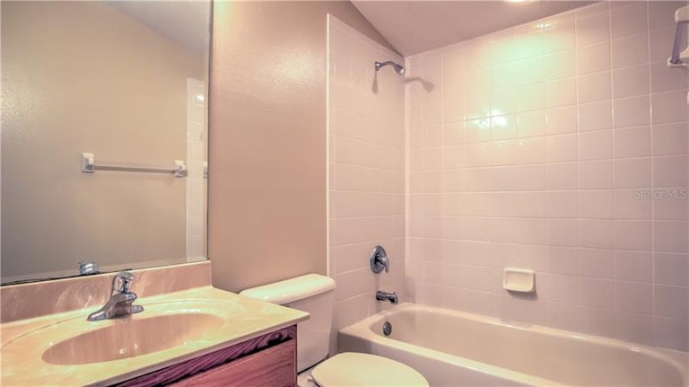 Photo 14 of 25 - 307 Carriage Oak Pl, Seffner, FL 33584