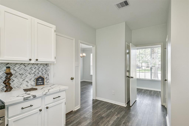 Photo 13 of 34 - 16026 Biscayne Shoals Dr, Friendswood, TX 77546