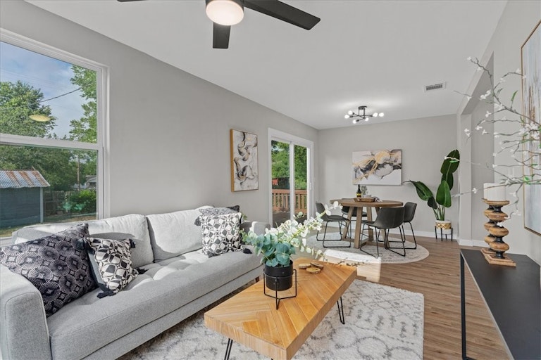Photo 13 of 34 - 613 W 7th St, Taylor, TX 76574