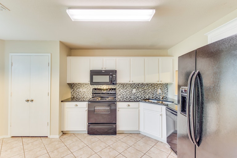 Photo 9 of 28 - 5717 Magnum Dr, Arlington, TX 76018