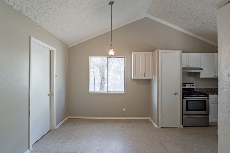 Photo 9 of 18 - 4927 Brandeis St, San Antonio, TX 78249