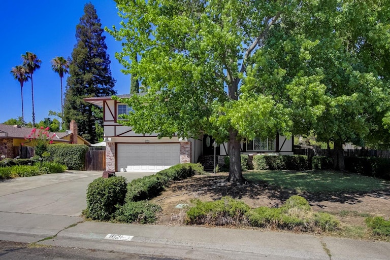 Photo 9 of 27 - 8121 Garryanna Dr, Citrus Heights, CA 95610