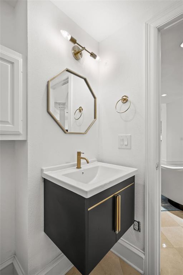 Photo 12 of 35 - 13703 Creekside Pl, Dallas, TX 75240