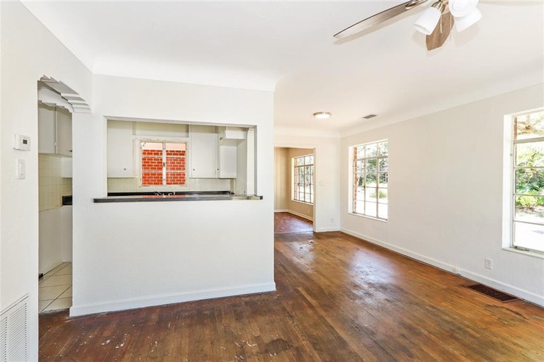 Photo 4 of 35 - 2601 Upton St S, Gulfport, FL 33711