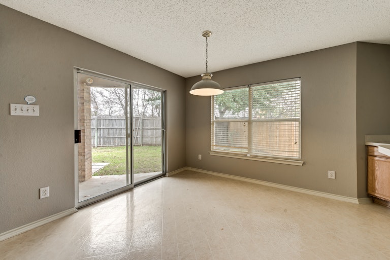 Photo 4 of 21 - 5212 Chessie Cir, Haltom City, TX 76137