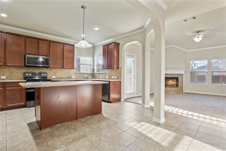Photo 9 of 30 - 1621 Quail Grove Dr, Fort Worth, TX 76177