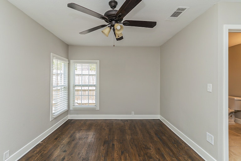 Photo 12 of 21 - 2812 E Ln, Fort Worth, TX 76116