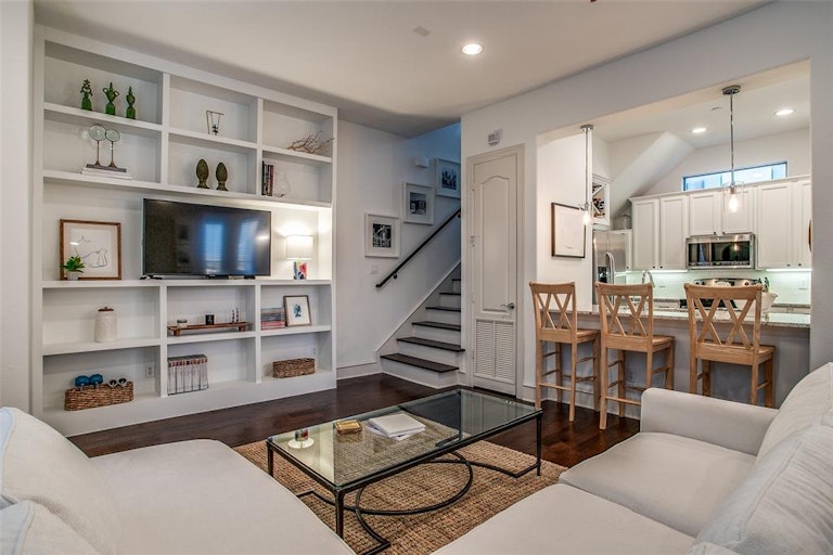 Photo 8 of 24 - 2100 N Fitzhugh Ave Unit P, Dallas, TX 75204