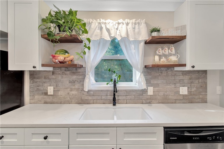 Photo 14 of 40 - 305 Flint Ridge St, Bastrop, TX 78602