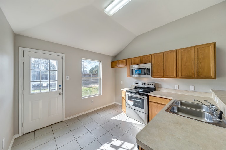 Photo 8 of 23 - 1143 Galicia Ln, Dallas, TX 75217