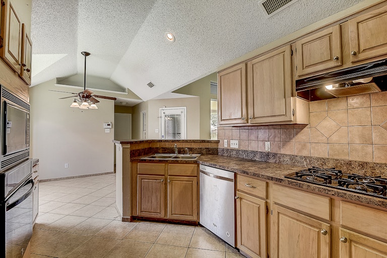 Photo 2 of 44 - 2313 Bent Brook Dr, Mesquite, TX 75181