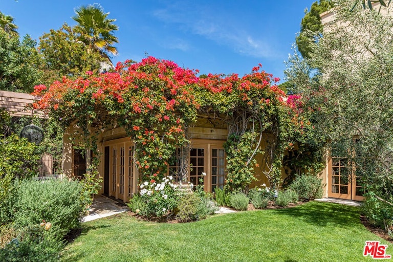 Photo 16 of 47 - 9014 Alto Cedro Dr, Beverly Hills, CA 90210