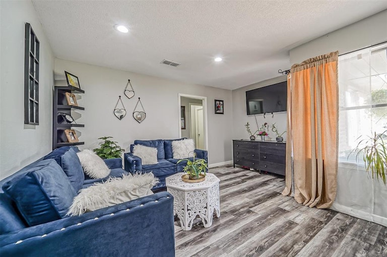 Photo 5 of 20 - 2401 Estate Dr, Deer Park, TX 77536