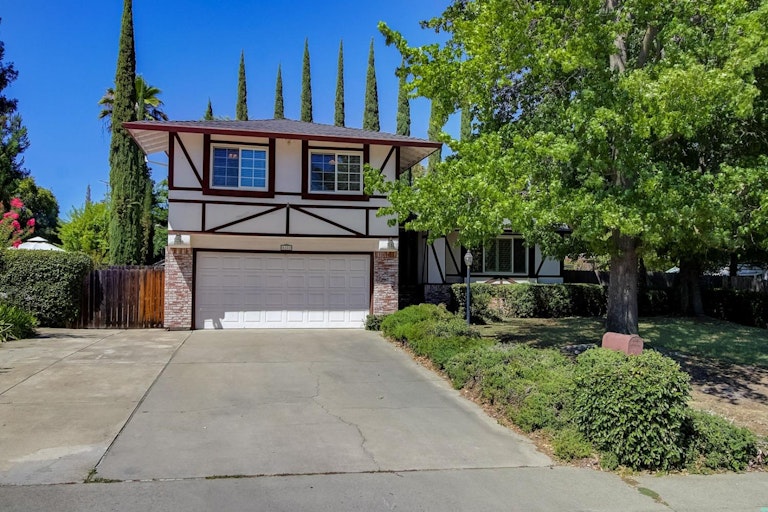 Photo 1 of 27 - 8121 Garryanna Dr, Citrus Heights, CA 95610