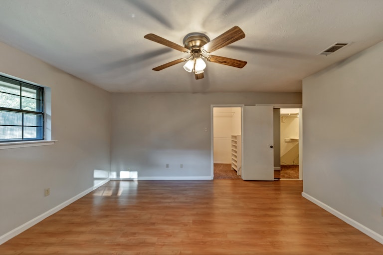 Photo 19 of 34 - 1109 Rusdell Dr, Irving, TX 75060