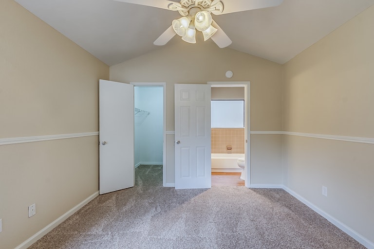 Photo 9 of 13 - 9562 Cloverdale, San Antonio, TX 78250