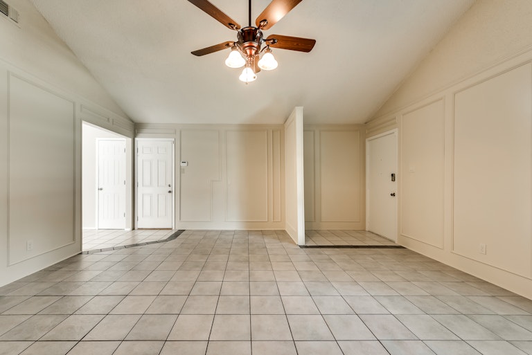 Photo 7 of 28 - 925 Old Mill Cir, Irving, TX 75061